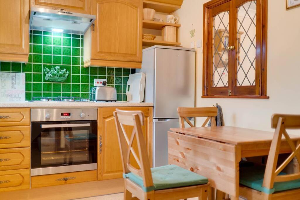 Barley Cottage Whittington  エクステリア 写真
