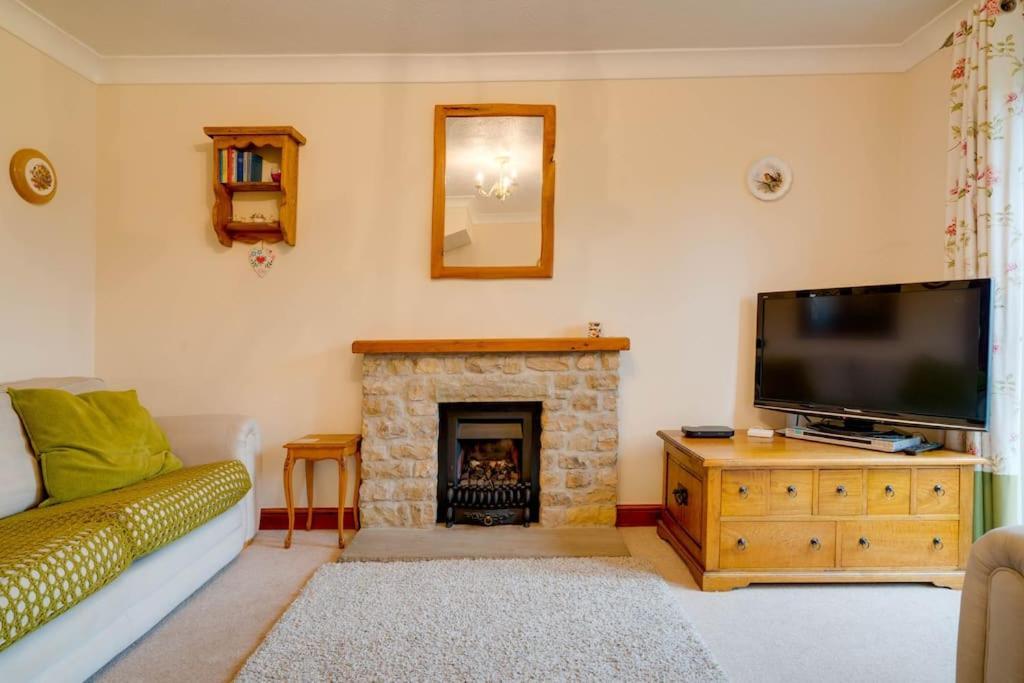 Barley Cottage Whittington  エクステリア 写真