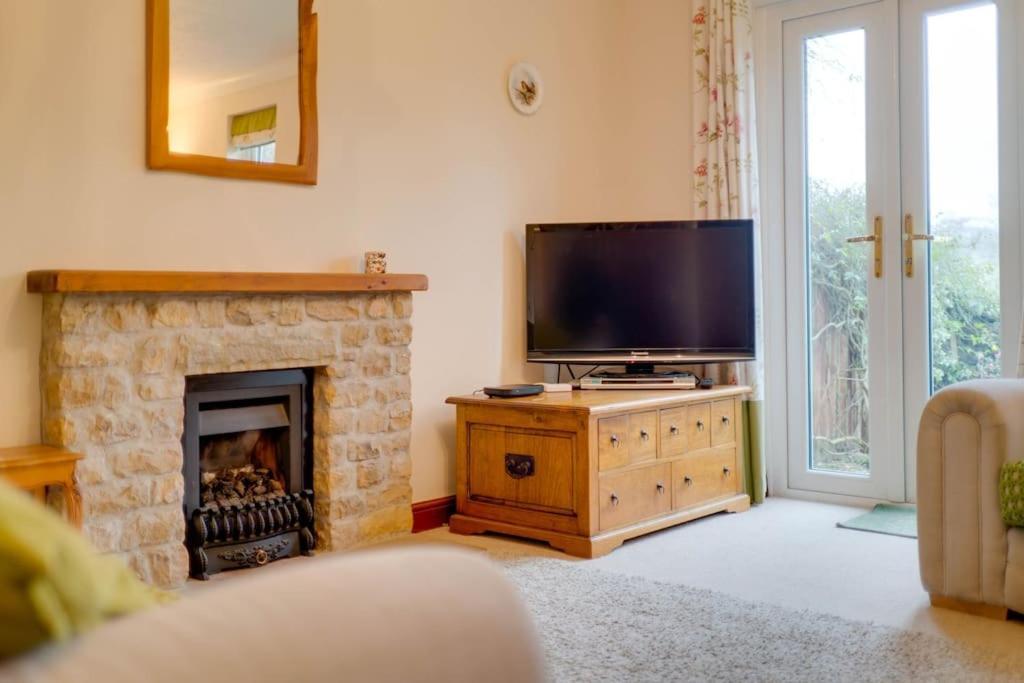 Barley Cottage Whittington  エクステリア 写真