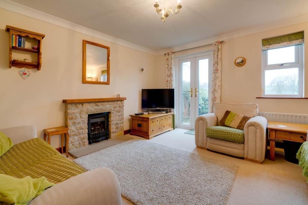 Barley Cottage Whittington  エクステリア 写真