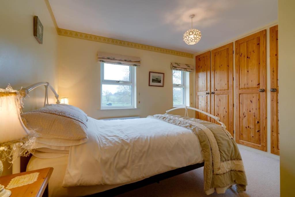 Barley Cottage Whittington  エクステリア 写真