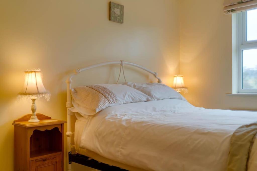 Barley Cottage Whittington  エクステリア 写真