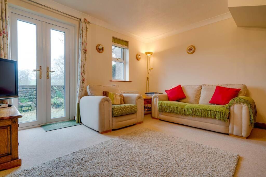 Barley Cottage Whittington  エクステリア 写真