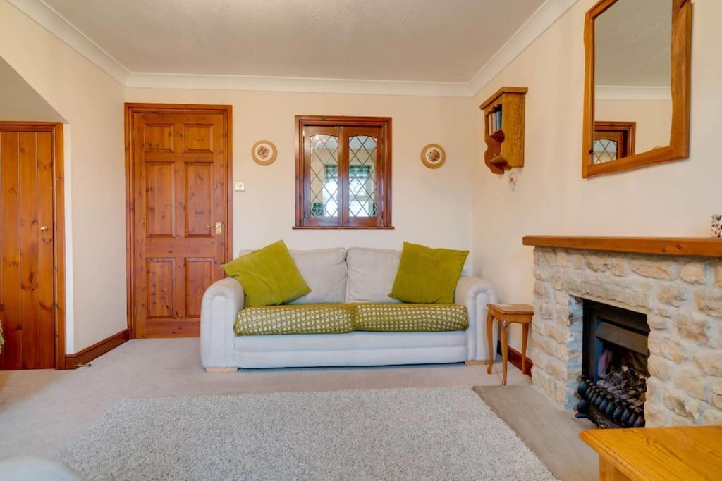 Barley Cottage Whittington  エクステリア 写真