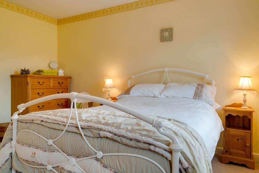 Barley Cottage Whittington  エクステリア 写真